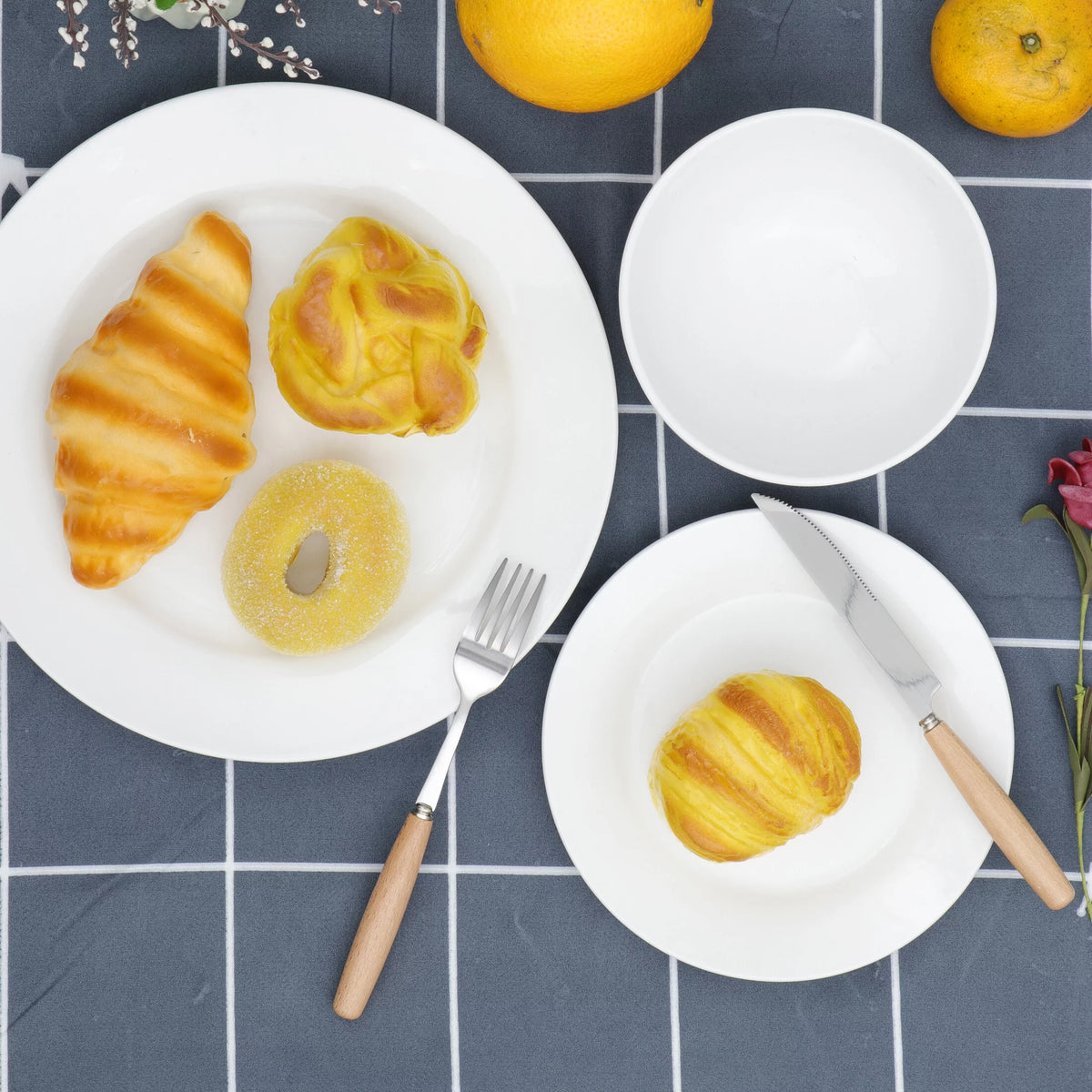 18 Pc White Porcelain Dinnerware Set Z98450